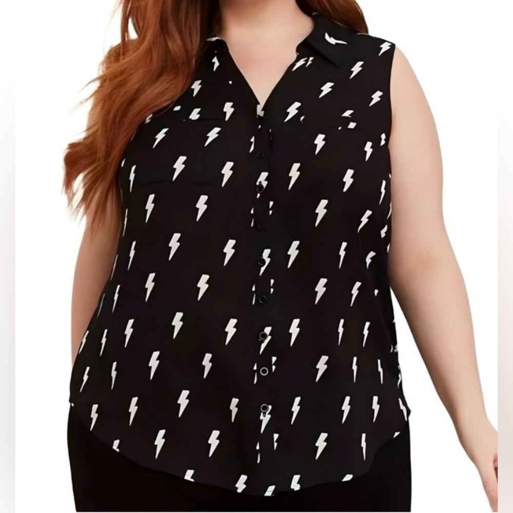 Torrid Sleeveless Button Up Blouse Black Lightning Bolts Size 5